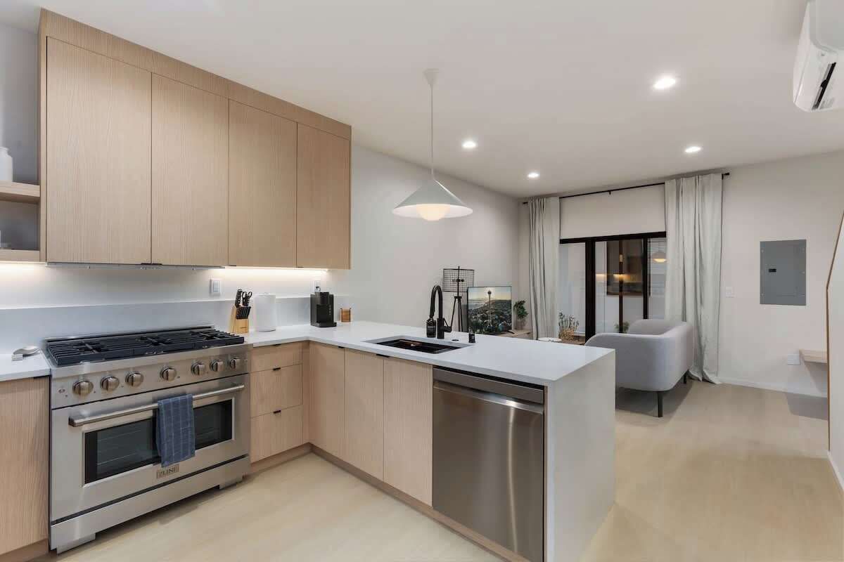 Køleskab, mikrobølgeovn, ovn, kogeplade