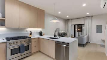 Køleskab, mikrobølgeovn, ovn, kogeplade