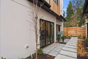 Terrace/patio - Modern Seattle Stay • Rooftop Views & Ensuite BRs (Seattle)