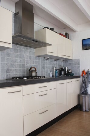 Een koelkast, een microgolfoven, een oven, een vaatwasser