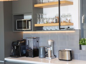 Jääkaappi, mikroaaltouuni, uuni, astianpesukone