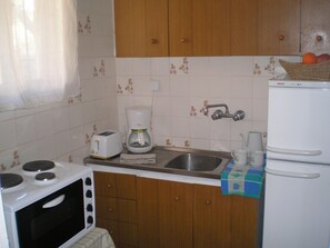 Refrigerador, horno y utensilios de cocina 