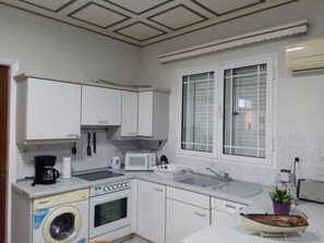 Fridge, microwave, oven, cookware/dishes/utensils - Alykes Beach by Interhome (Alikanas)