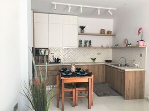 Refrigerador, microondas y utensilios de cocina 