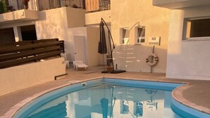A swimming pool with a 'NO DIVING' sign, a bench, and a lifebuoy. - MYHIDEAWAY APARTMENT mit kostenlosem WiFi by Interhome (Peyia)