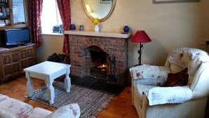 TV, fireplace, DVD player - Cottage "James Tymon" mit Terrasse und Garten by Interhome (Dingle)