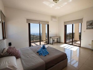 Internet - Villa mit Blick auf die Berge und Whirlpool by Interhome (Kathikas Village)
