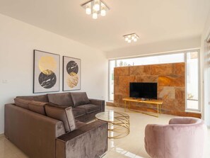 TV - Luxuriöse Villa mit privatem Pool und Whirlpool by Interhome (Peyia)