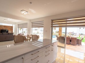 Interior - Luxuriöse Villa mit privatem Pool und Whirlpool by Interhome (Peyia)