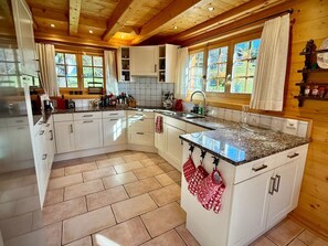 Refrigerador, horno, lavavajillas, utensilios de cocina