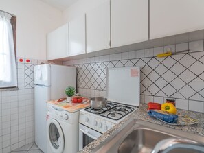 Fridge, microwave, oven, cookware/dishes/utensils - Villetta Bilo Janna by Interhome (Olmedo)
