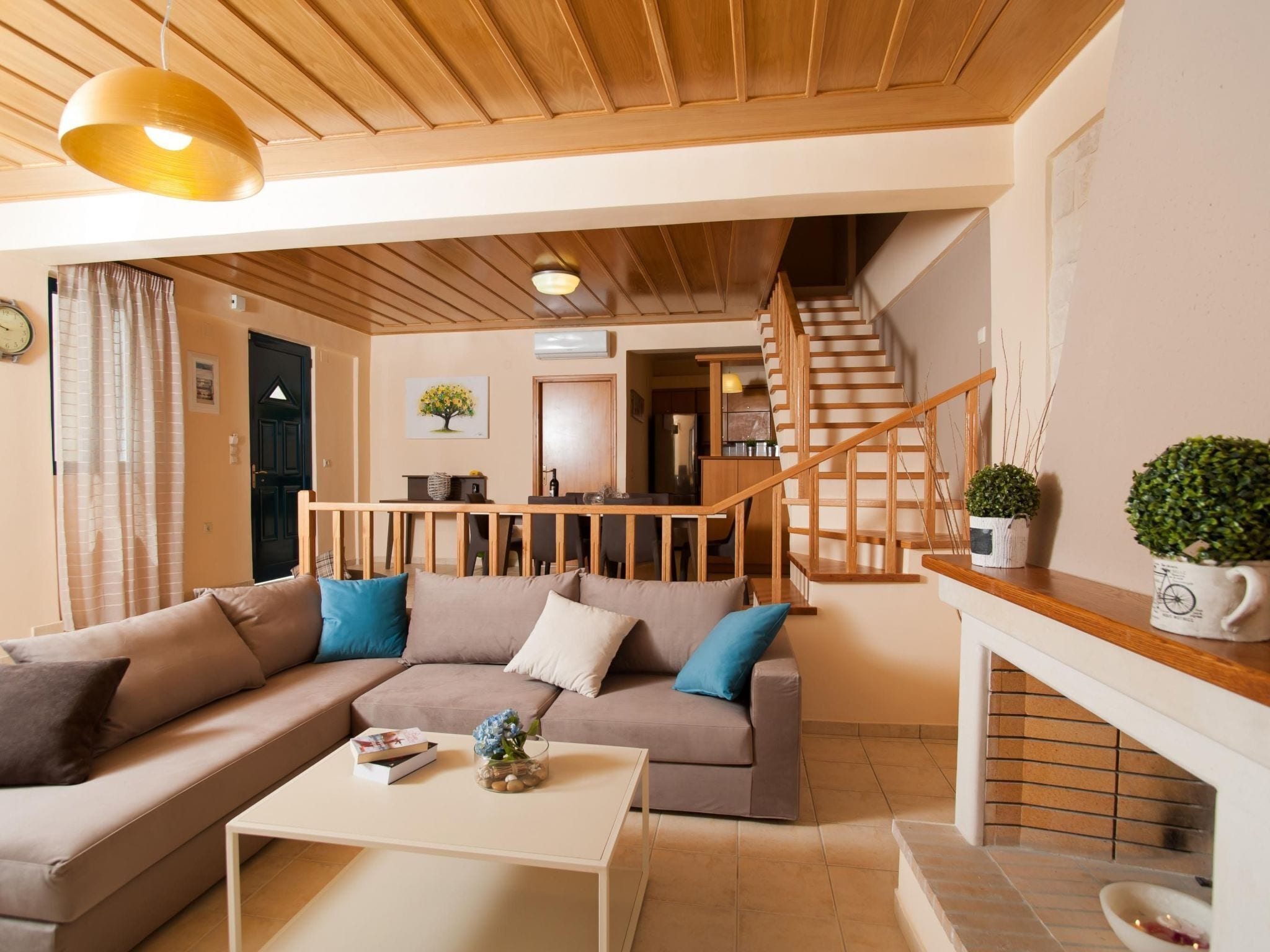 Chimenea y reproductor de DVD 