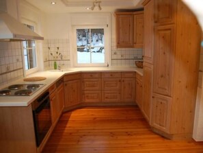 Køleskab, ovn, opvaskemaskine, køkkentøj/tallerkener/redskaber