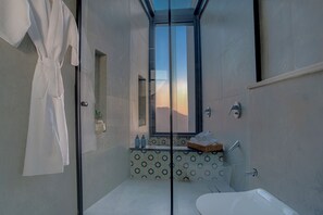 Ducha, secador de pelo, toallas y jabón