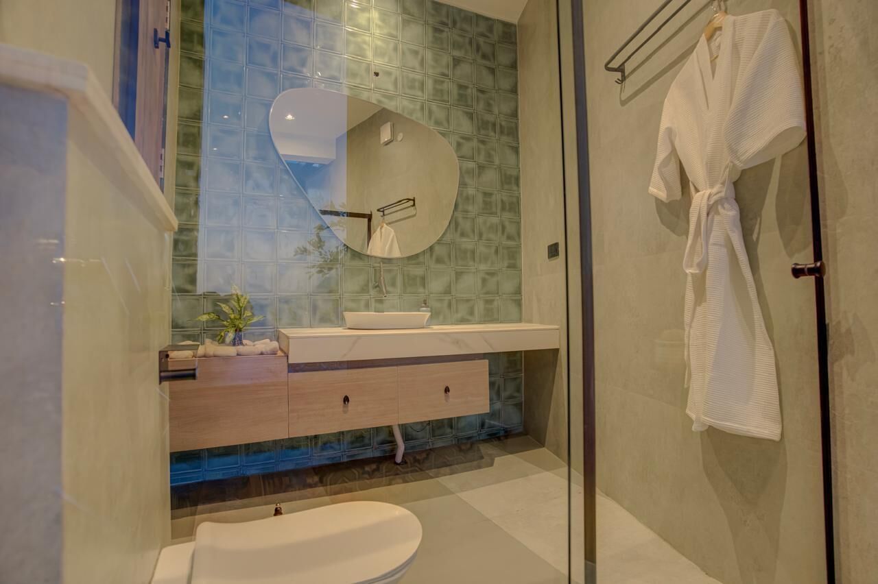 Douche, sèche-cheveux, serviettes fournies, savon