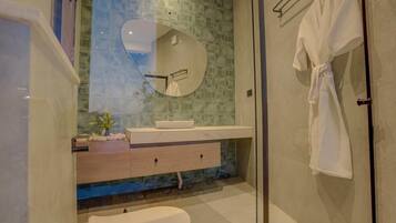 Douche, sĂšche-cheveux, serviettes fournies, savon