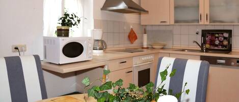 Kühlschrank, Mikrowelle, Ofen, Geschirrspüler