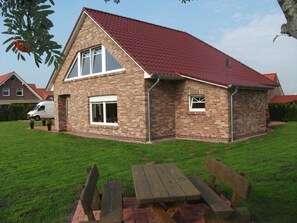 Outdoor dining - Haus am Kiessee mit direkter Angelseelage by Interhome (Westerholt)