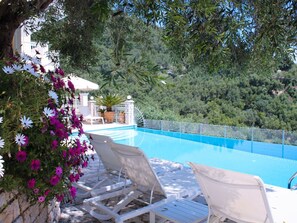 Pool - Wunderschöne Villa mit Panoramablick auf das Meer by Interhome (Kalami)