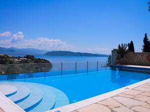 Pool - Wunderschöne Villa mit Panoramablick auf das Meer by Interhome (Kalami)