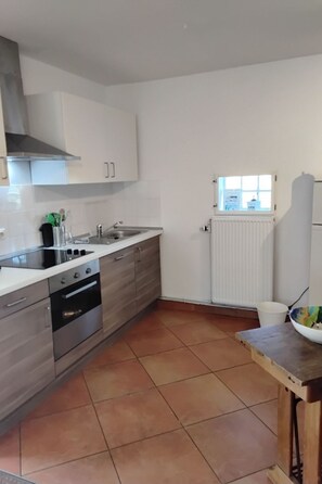 Kühlschrank, Ofen, Geschirrspüler, Kochgeschirr/Geschirr/Besteck