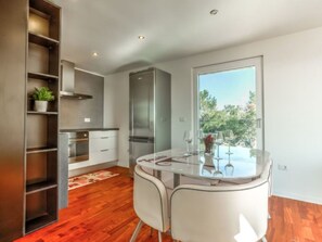 Fridge, dishwasher, cookware/dishes/utensils - Wohnung "Lovrecica" mit Blick auf das Wasser by Interhome (Umag/Juricani)