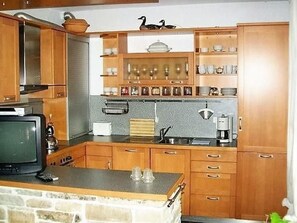 Fridge, oven, dishwasher, cookware/dishes/utensils - Villa Daphne by Interhome (Ormos Prinou)
