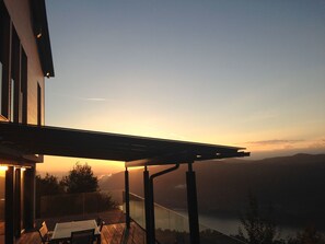 A modern house with a glass balcony overlooking a valley. - Freistehendes Ferienhaus mit Blick auf den See by Interhome (Bodensdorf)