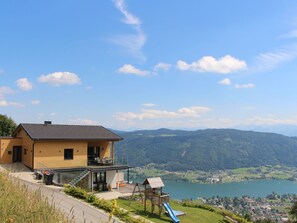 Terrace/patio - Freistehendes Ferienhaus mit Blick auf den See by Interhome (Bodensdorf)