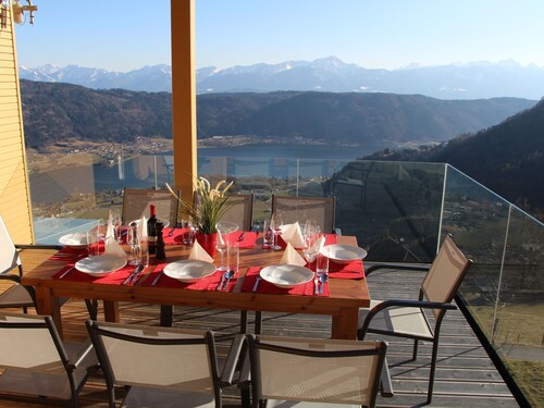 Freistehendes Ferienhaus mit Blick auf den See by Interhome