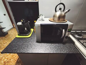 Fridge, microwave, cookware/dishes/utensils - Im Herzen von Rom freefastwifi by Interhome (Rome)