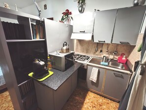 Kühlschrank, Mikrowelle, Kochgeschirr/Geschirr/Besteck