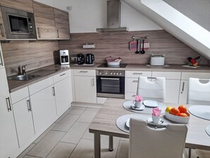 Fridge, microwave, oven, dishwasher - Appartement mit Balkon by Interhome (Koserow)