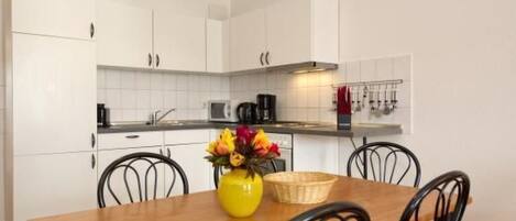 Kjøleskap, mikrobølgeovn, ovn og oppvaskmaskin