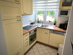 Kühlschrank, Mikrowelle, Ofen, Geschirrspüler