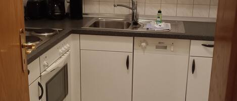 Kjøleskap, ovn, oppvaskmaskin og kjøkkenutstyr