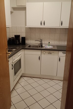 Kühlschrank, Ofen, Geschirrspüler, Kochgeschirr/Geschirr/Besteck