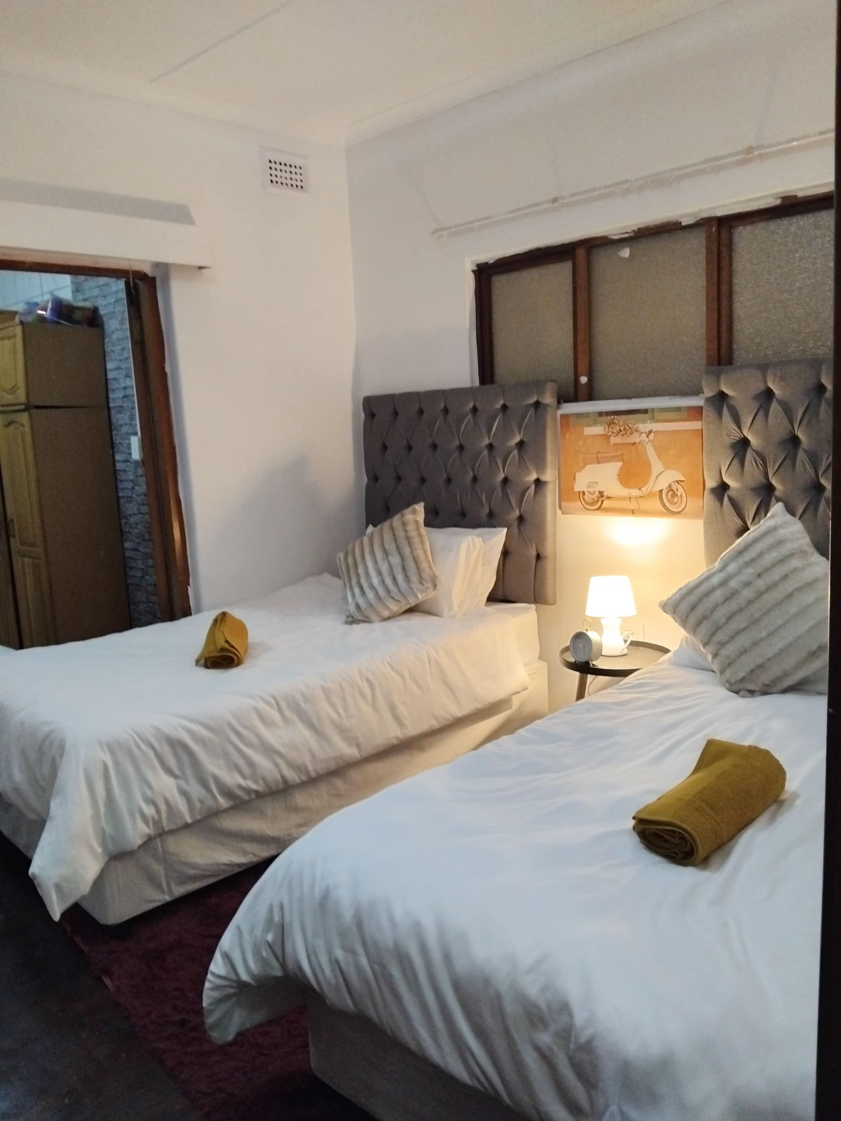 Een strijkplank/strijkijzer, wifi, beddengoed