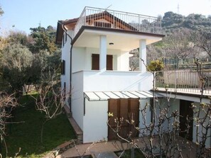 Exterior - mit Blick auf das Wasser by Interhome (Pietrasanta)