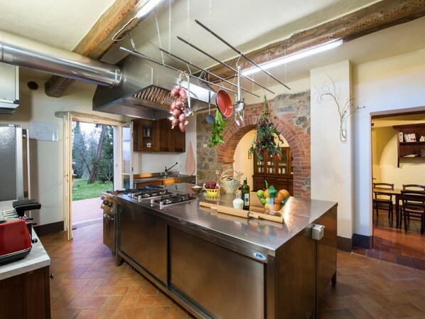 Refrigerador, microondas, lavavajillas y utensilios de cocina 