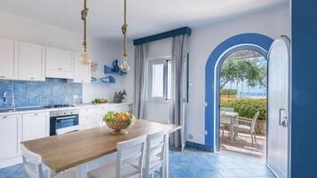 Kühlschrank, Ofen, Kochgeschirr/Geschirr/Besteck