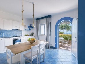 Kühlschrank, Ofen, Kochgeschirr/Geschirr/Besteck