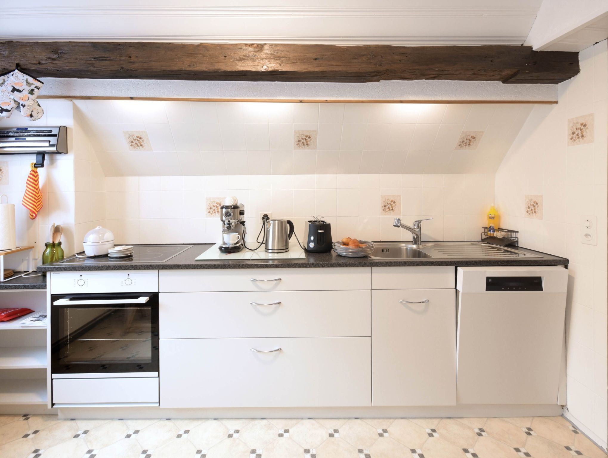 Geladeira, fogão, lava-louças, talheres/pratos/utensílios de cozinha