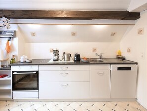 Geladeira, fogão, lava-louças, talheres/pratos/utensílios de cozinha