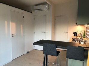 Fridge, microwave, oven, cookware/dishes/utensils - Winziges Sonnenhaus by Interhome (Heinkenszand)