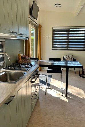 Fridge, microwave, oven, cookware/dishes/utensils - Winziges Sonnenhaus by Interhome (Heinkenszand)