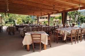 Outdoor dining - Mediterranean Holiday Home for 4 (Ricadi)