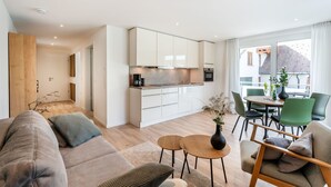 Um apartamento moderno com sala de estar, cozinha e área de refeições.
