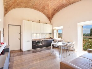 Fridge, oven, cookware/dishes/utensils - La Pergola by Interhome (Castelfalfi)