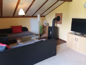 Fernseher, Kamin, DVD-Player